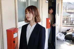 Gã gần nhà biến thái thường xuyên nghe tiếng rên của đôi người vợ chồng trẻ cạnh bên