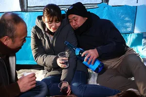 Chồng yêu ngu ngục để vợ đi cắm trại với của quý xóm